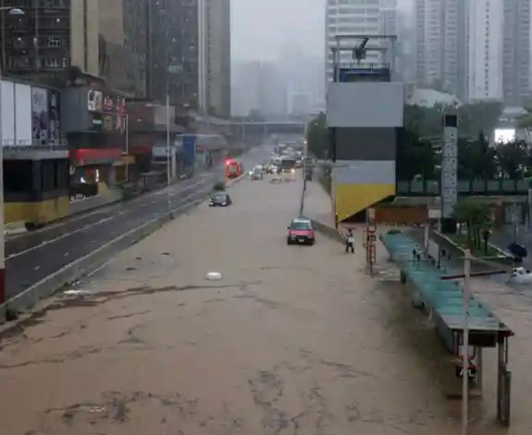 Reshjet rekord paralizojnë Hong kongun