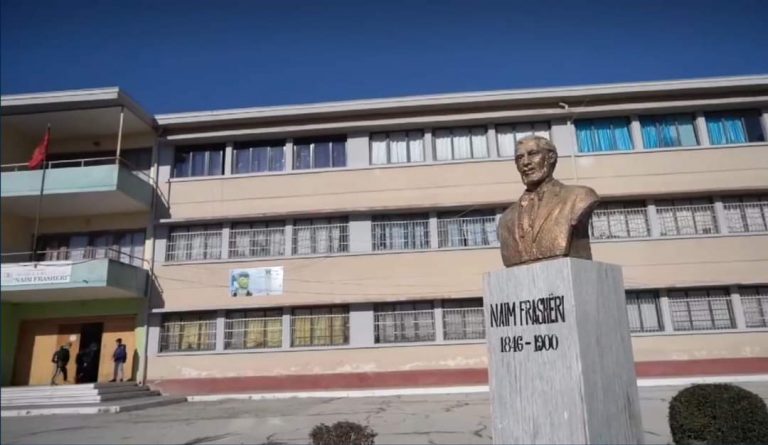 ERION MURATAJ URON DITËN E PARË TË SHKOLLËS: “DIJA ËSHTË ARMA MË E FORTË QË KEMI NDAJ PADREJTËSIVE DHE ERRËSIRËS”.