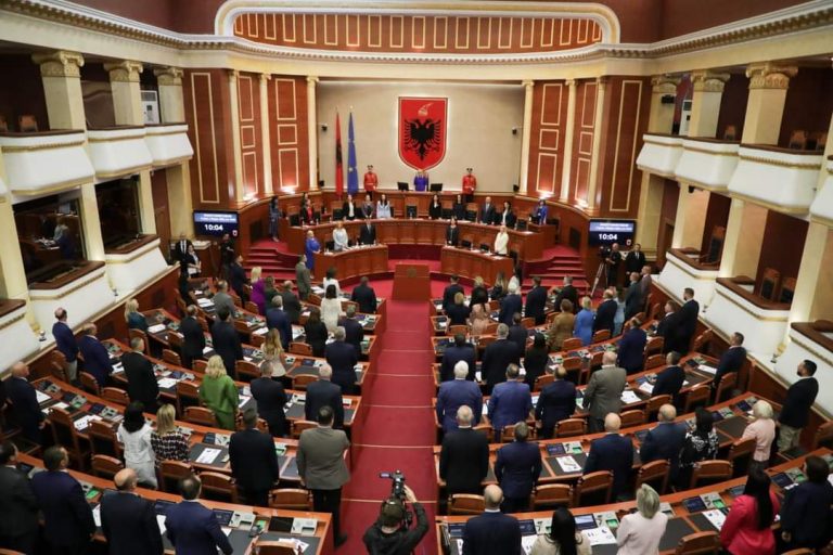 Sado të zihen dashnoret, Basha është gruaja me letra!