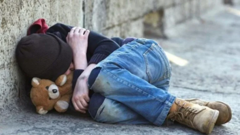 Nxirrte katër fëmijët e saj të lypnin në rrugë/ 37-vjeçarja kërcënon punonjësen sociale, nis hetimi ndaj saj