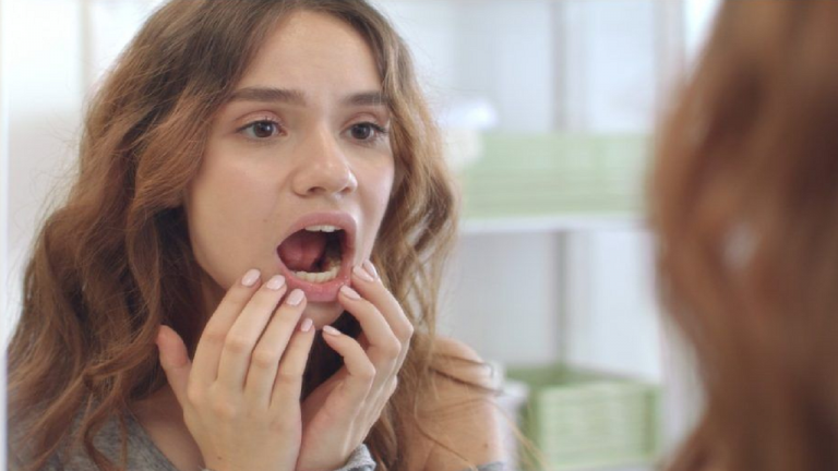 Zgjoheni në mëngjes me gojë të thatë? Zbuloni arsyet dhe si mund ta parandalojmë