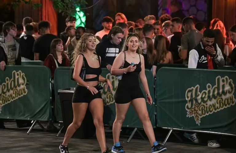 Java e parë e shkollës dhe e “harbimit” mes alkoolit, britanikët ruajnë “traditën”