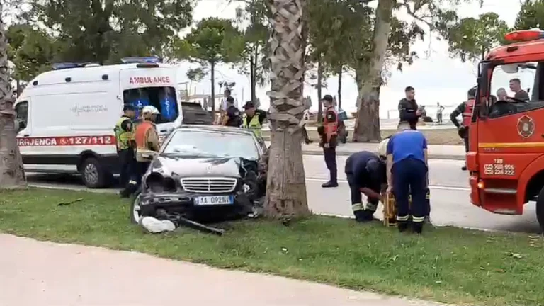Aksident në Lungomare! “Benzi del nga rruga”, shoferi nxirret nga makina me ndihmën e zjarrfikësve