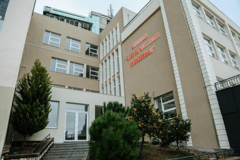 Nxënësi hedh spraj në shkollë, shfaqin probleme disa gjimnazistë në Krujë, tre prej tyre në spital