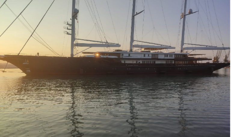 Superjahti i Jeff Bezos mbërrin në Durrës, furnizohet me 170 mijë litra karburant/ 44 kroçiera dhe 1798 jahte në portet tona