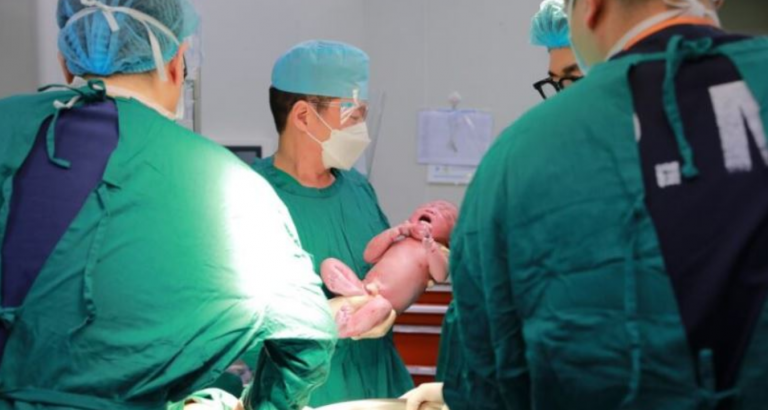 Mori pjesë në lindjen e gruas së tij, burri padit spitalin për 643 milionë dollarë