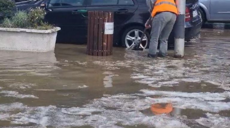Moti i keq në Pogradec, breshëri bllokon pusetat e qytetit
