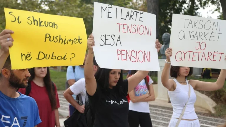 “Një rrogë deputeti sa 39 pensione”/ Lëvizja Bashkë proteston para Kuvendit: Miratoni minimumin jetik