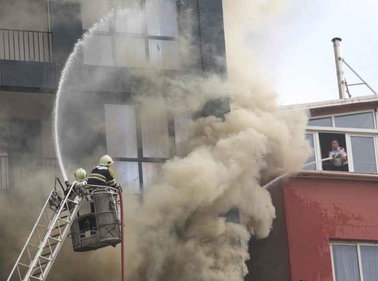 Banesa u përfshi nga flakët, humb jetën nga asfiksia 42-vjeçarja në Durrës