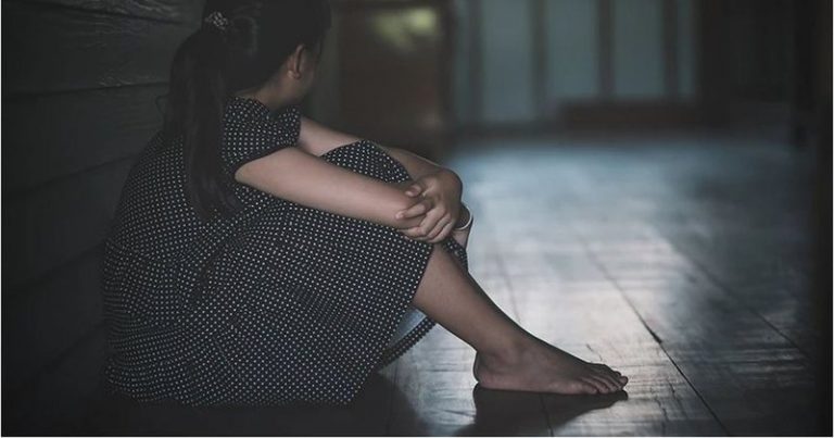 Shkoi në spital për dhimbjet e barkut: 13-vjeçarja lind fëmijën në tualet