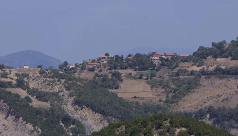 Fshati që jeton mes eshtrave/ Erozioni nxjerr mbetje qindra vjeçare në Gramsh