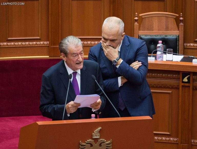 Tërheqsh këmbën e marrsh me vete e shokët “Doktor” !