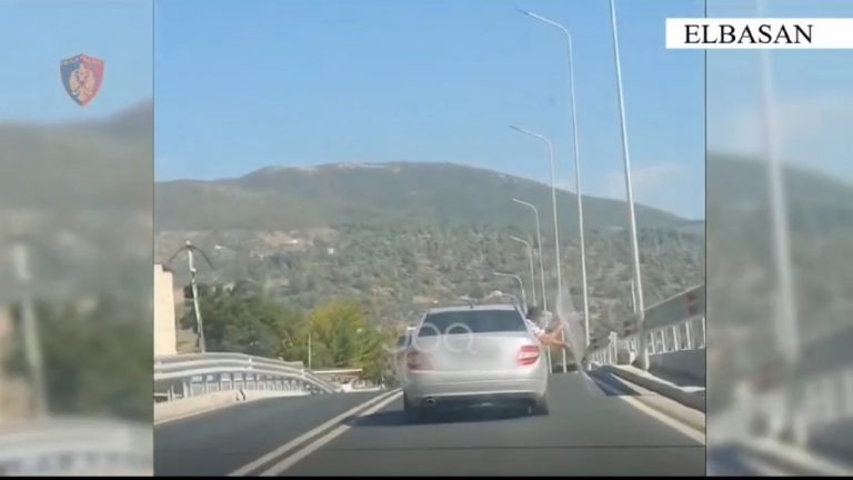 Elbasan/ Gjobitet shoferi pasi pasagjeri mbante ngarkesë jashtë dritares së makinës