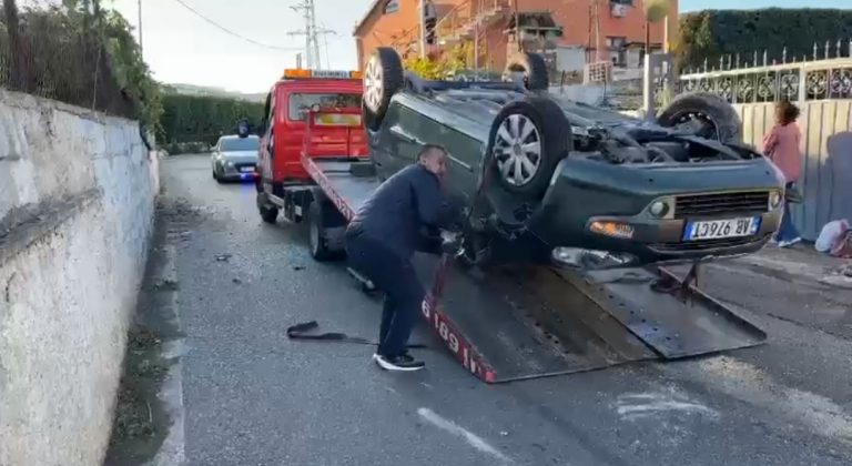 Makina përplaset me murin e një banese dhe përmbyset në mes të rrugës, lëndohet shoferja