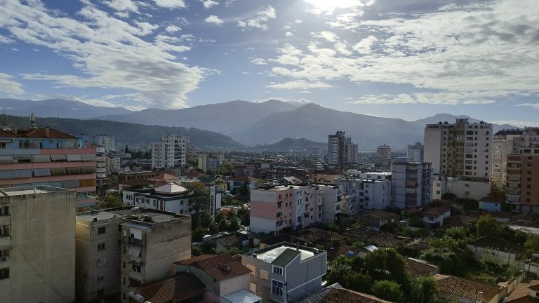 Rrebeshe shiu dhe stuhi të forta ere, parashikimi i motit për sot