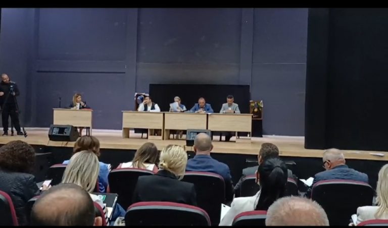 “PËRPLASJE” NË KËSHILLIN BASHKIAK TË ELBASANIT! MURATAJ DEBAT PËR PIKEN 11 TË RENDIT