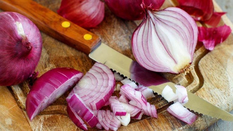 Lëngu I Qepës Së Kuqe – Kura Natyrale Për Stomakun Dhe Alergjitë