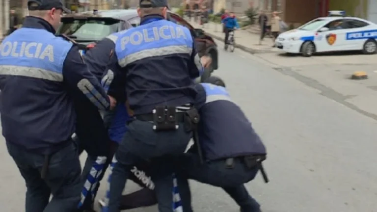 Sherr për vendin e parkimit në Shengjin/ Një person qëllohet me sende të forta, dërgohet te Trauma, policia shoqëron një nga autorët