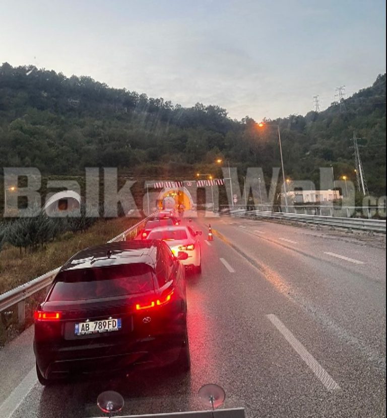 FOTO/ Aksident në tunelin e Elbasanit, “Audi Q5” humb kontrollin dhe përplaset me murin, bllokohet qarkullimi
