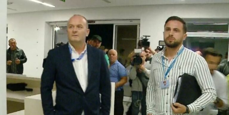 Lajmi i Fundit/ Përfaqësues të Policisë së Shtetit në selinë e PD-së