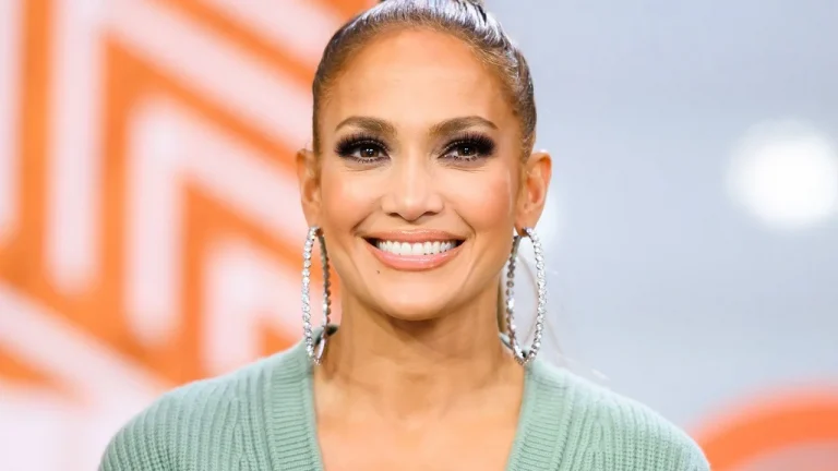 54 vjeçe por Jennifer Lopez “çmend” rrjetin, pozon para kamerave me të brendshme