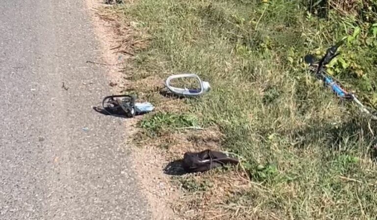 Automjeti përplas biçikletën, plagoset një i moshuar