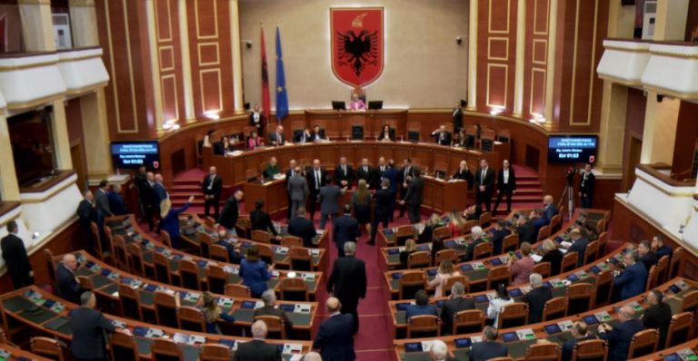 LAJM I FUNDIT/ Mbyllet seanca në Parlament pas tensioneve