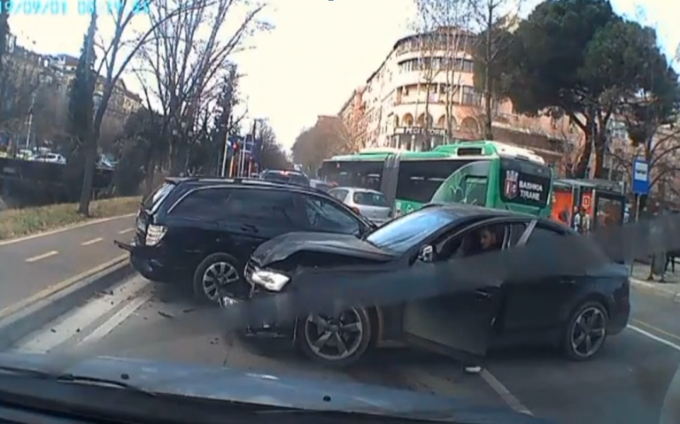 23-vjeçarja në Vlorë humb kontrollin e mjetit dhe përplaset me 6 makina të parkuara