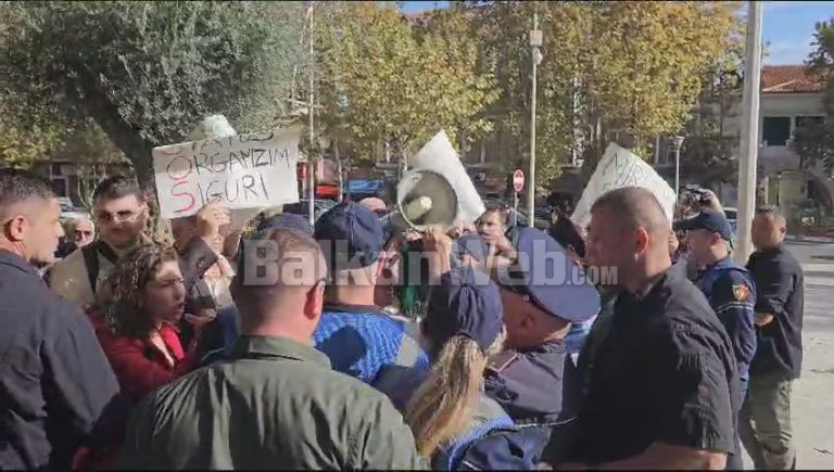 Turp, na hapni rrugën!”/ Minatorë dhe pensionistë protestë para Kuvendit, përplasen me policinë