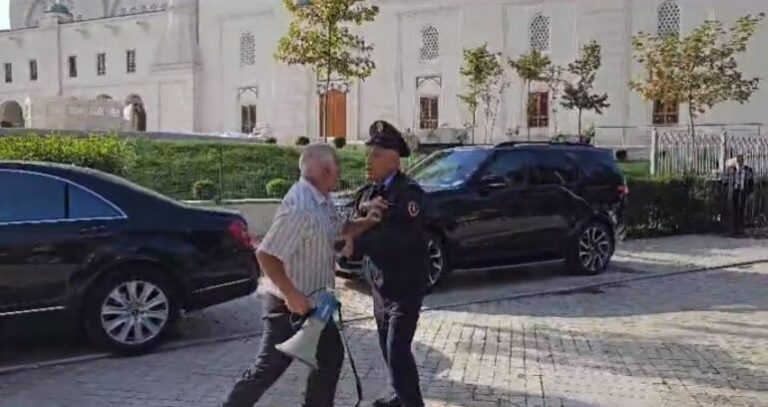 Përplasja me policinë/ Një pensionist bie përtokë, tjetri tenton të kalojë rrethimin e Parlamentit, çfarë po ndodh para nisjes së seancës