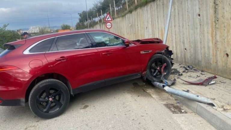 FOTO/ Aksidentohet Sonila Meço, makina përfundon në trotuar