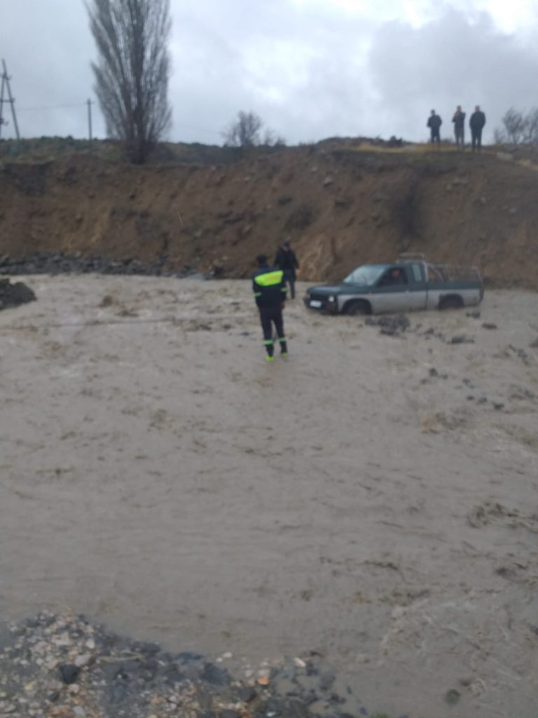 Mbetën në mes të përroit me fuoristradë, 3 banorë të Prodanit në Korçë rrezikuan të mbyteshin