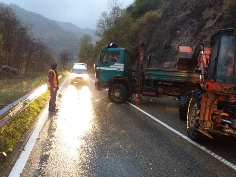 Moti i keq shkakton dëme në Elbasan