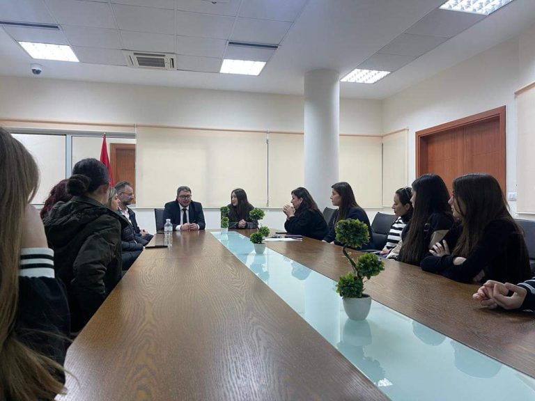 Prokuroria e Elbasanit hap dyert për të rinjtë në kuadër të muajit për të drejtat e fëmijëve.