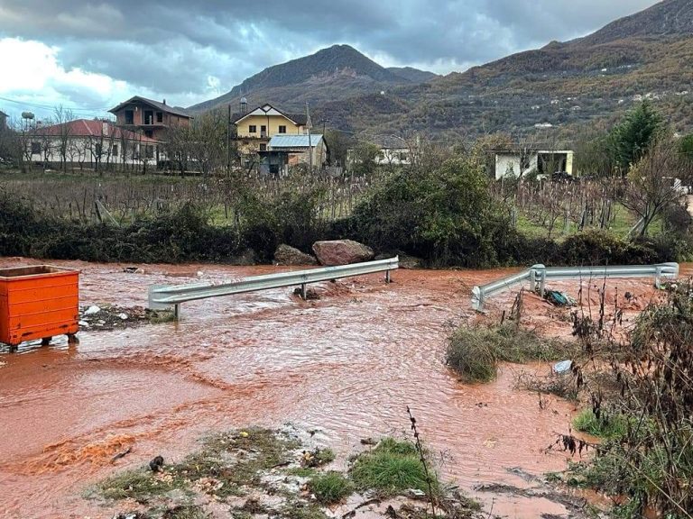 Moti i keq në Prrenjas. Uji del në rrugë (Foto)