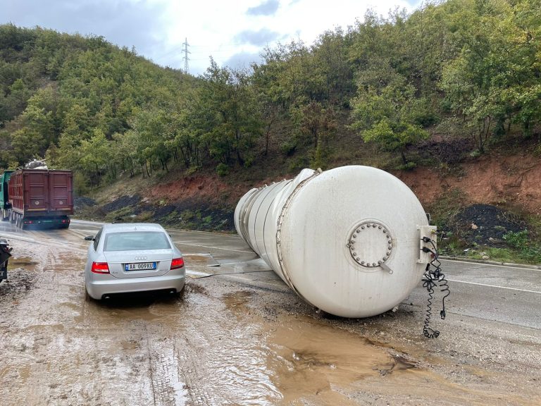 Aksident i rëndë në Përrenjas, makina përplaset me autobotin e naftës, bëhet copash