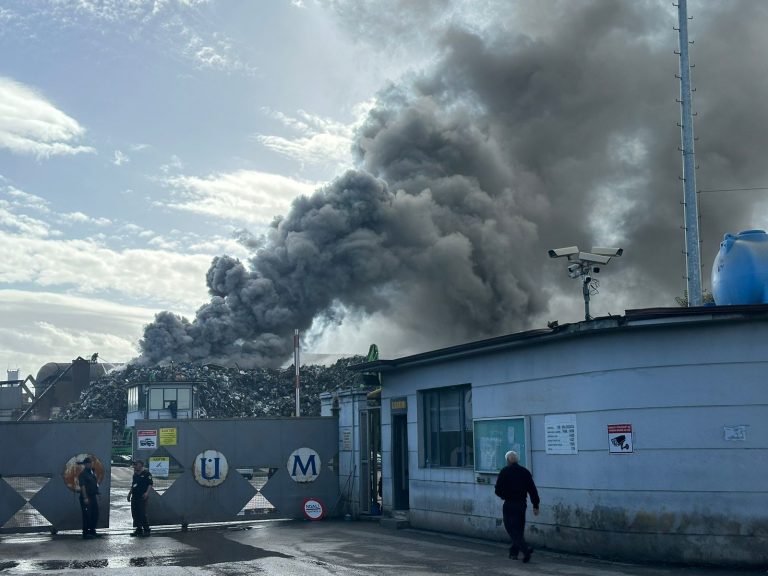 Zjarr gjigant në pikën e skrapit në Elbasan