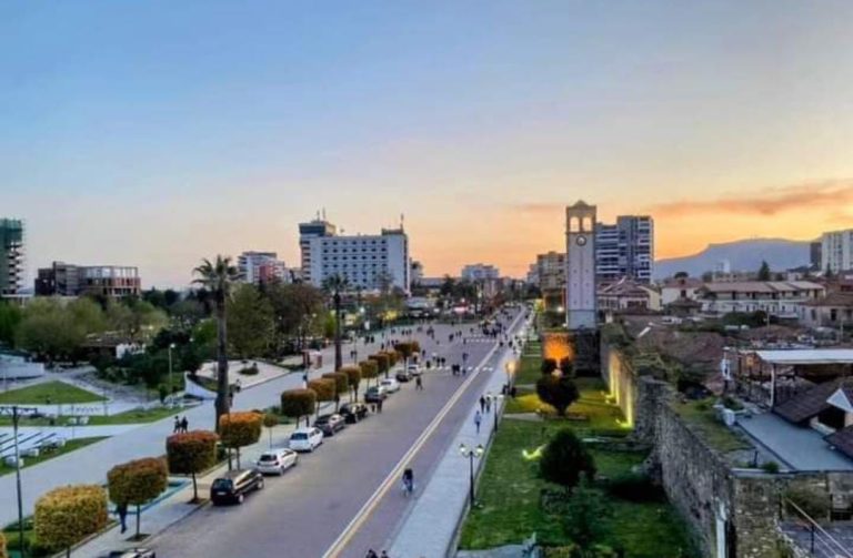 Elbasan, aty ku ku halli është për pallatin e kryetarit e jo tendën e qytetarit.