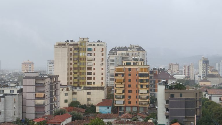 Hidhet nga kati i 11-të i pallatit, humb jetën i riu