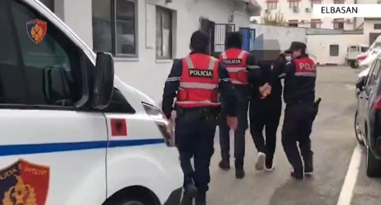 Elbasan/ Tentoi të vriste me mjet prerës, një 37-vjeçar, për shkak të një konflikti për motive të dobëta, identifikohet, kapet dhe shoqërohet 28-vjeçari.(Emri)
