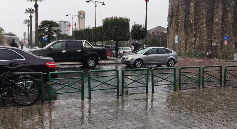 Rrebeshe shiu dhe stuhi në Elbasan, shmangni lëvizjet e panevojshme