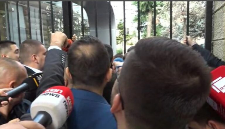 Tensione para Kryesisë së Kuvendit, deputetët e opozitës tentojnë të hyjnë në godinë. Pengohen nga Garda