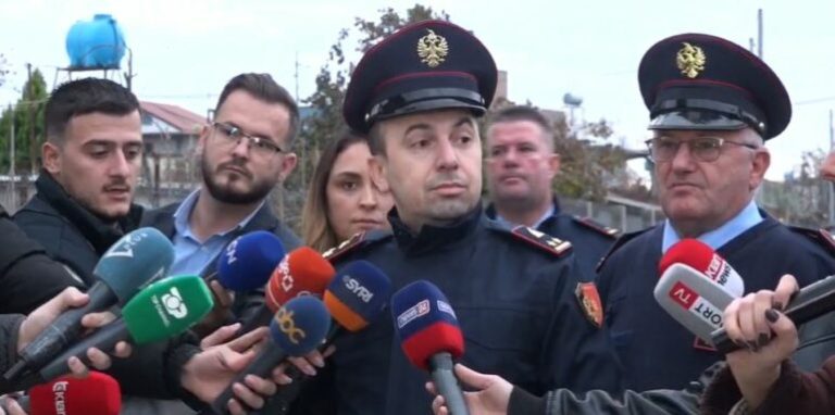 Krimi i rëndë në Kamëz/ Fqinjët në sherr prej 3 vitesh për kanalin, 70-vjeçari mori armën pas debatit dhe…