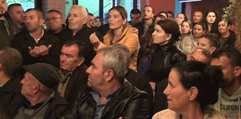 VIDEO/ DËSHTON BUXHETIMI ME PJESMARRJE NË ELBASAN. BANORËT LARGOHEN NGA MBLEDHJA