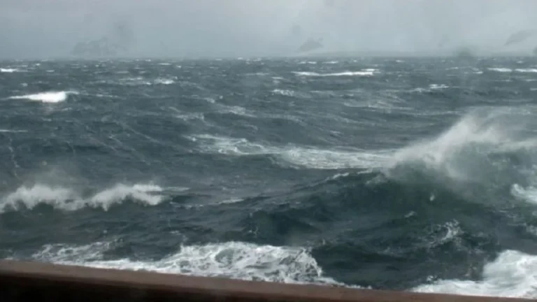 Përkeqësohet moti në Durrës! Shtyhen nisja e trageteve nga porti drejt qytetit të Barit