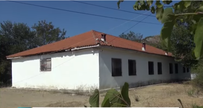 FSHATI NUK KA SHKOLLË, BANORËT NË PROTESTË (VIDEO)