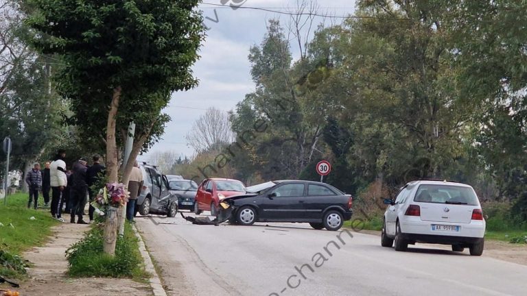 Aksident në aksin Fier-Seman, përplasen dy makina