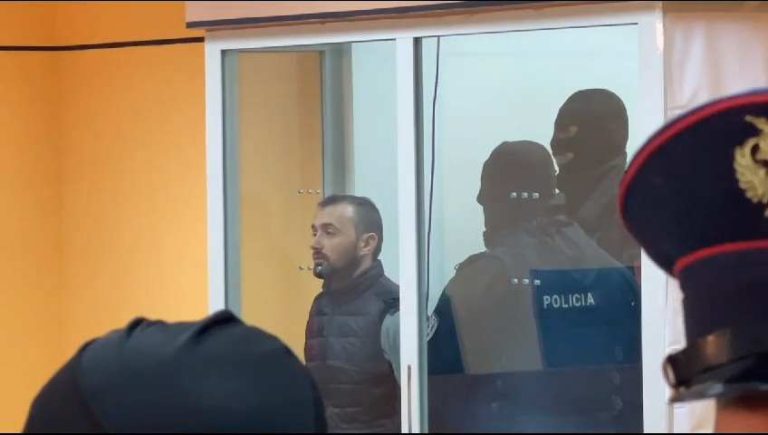 “Pas vrasjes, i vuri armën në qafë policit”, drejtori i burgut të Peqinit: Lëvizjet e Sokol Mjacajt ditën e ngjarjes