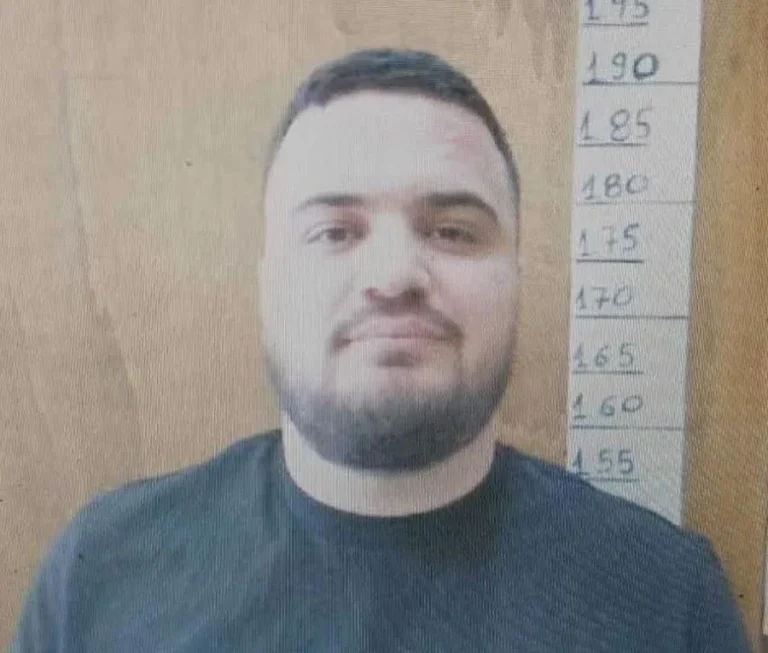 I arrestuar për shumë krime, del për herë të parë fotoja e Laert Haxhiut në burgun grek