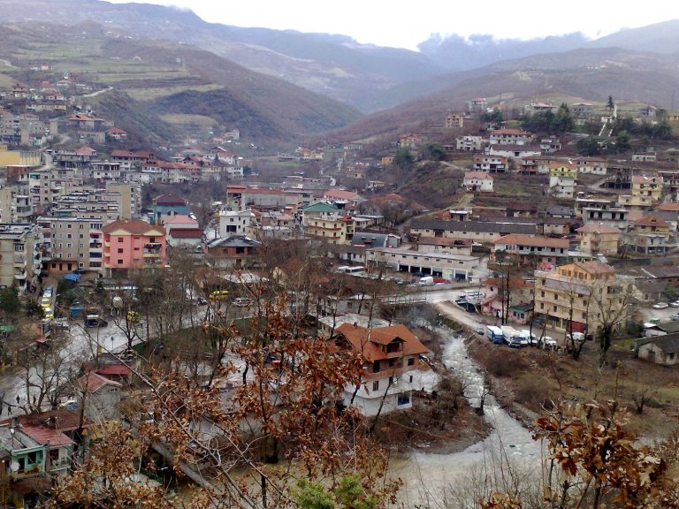 E rëndë në Librazhd/ Humbi kontrollin e kamionçinës dhe u aksidentua.Humb jetën një burrë nga fshati Kuturman